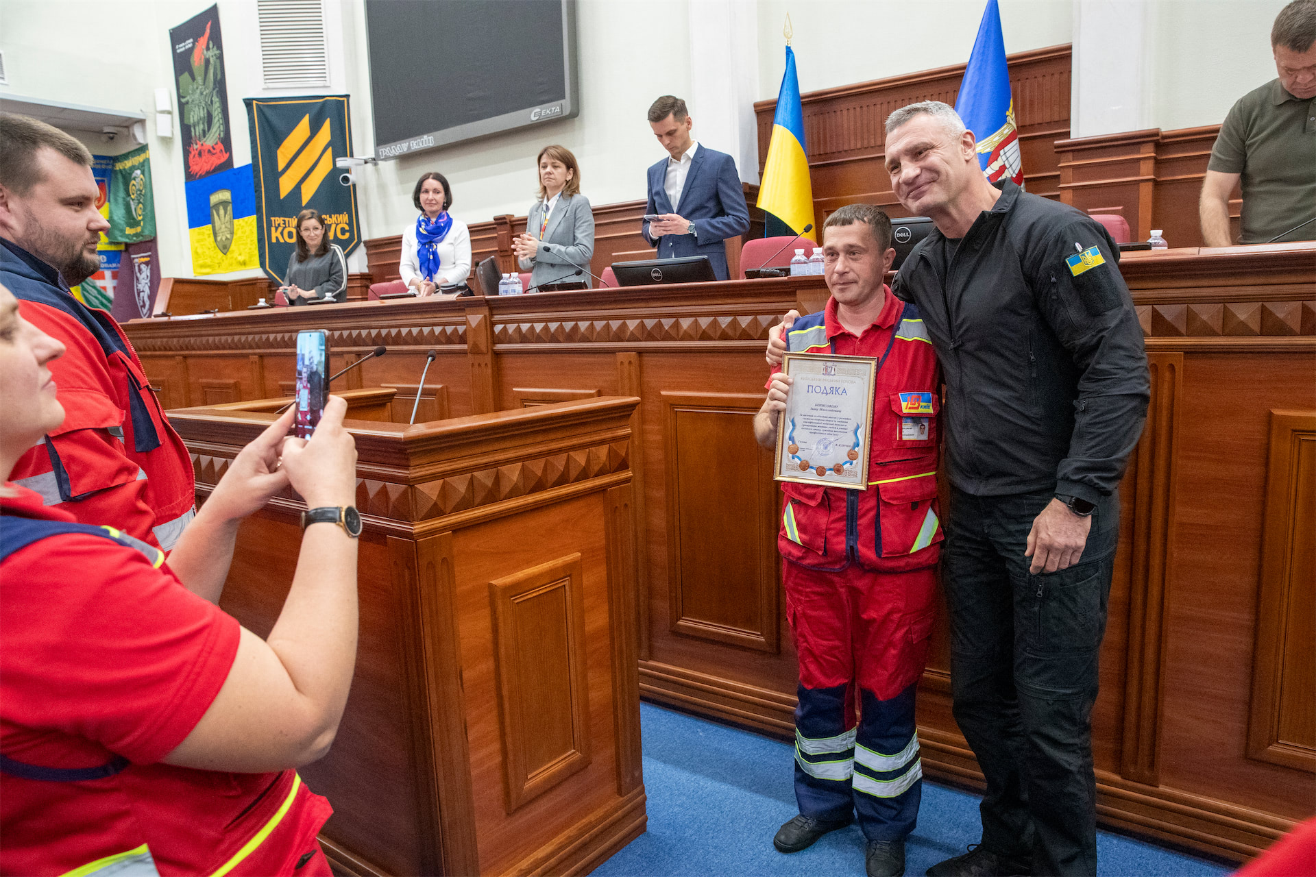 У Києві з нагоди Всесвітнього дня екстреної допомоги відзначили працівників столичної служби «екстренки».-35